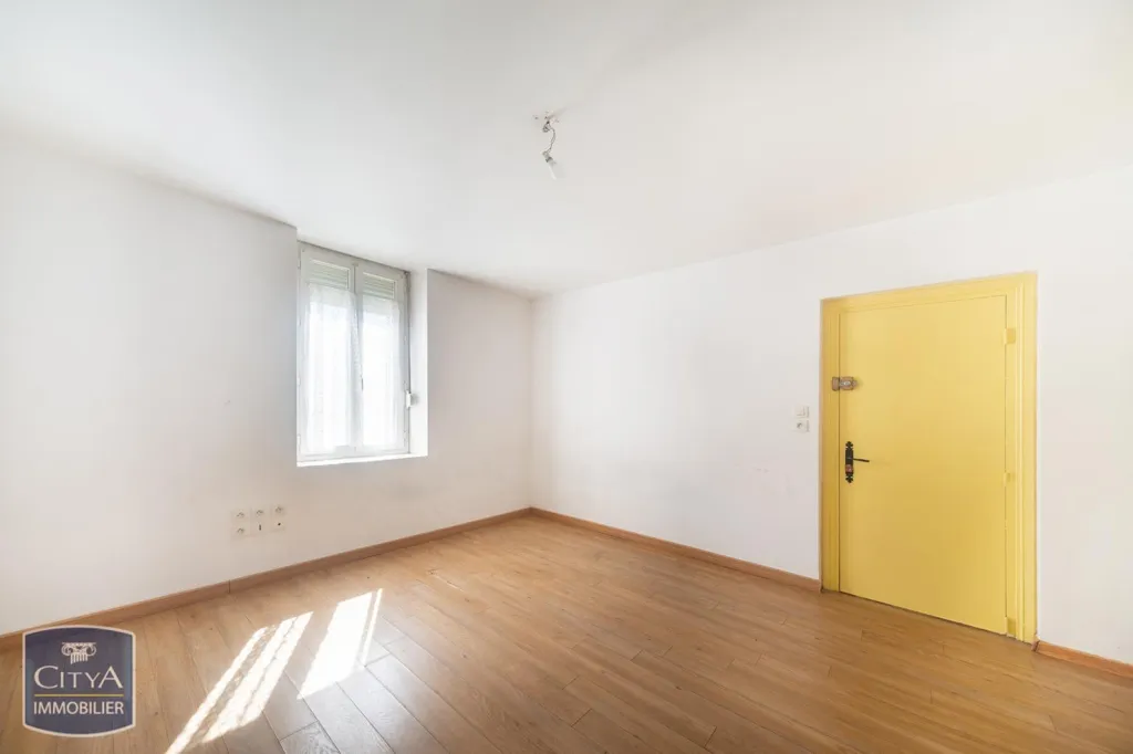 Habitaciones - 1-Bedroom Flat with Attic Space in Bourg-en-Bresse