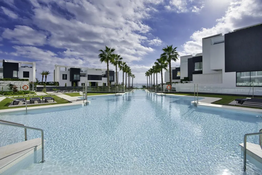Piscina - Contemporary Beachfront House in Estepona