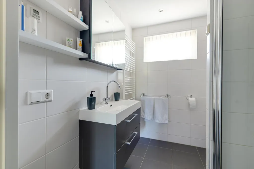 Salles de bain - Corner House with Overhang in Hoorn
