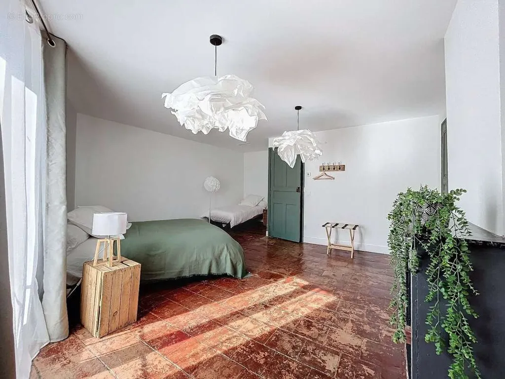 Chambres - Immeuble mixte rénové avec local commercial à Saint-Chinian