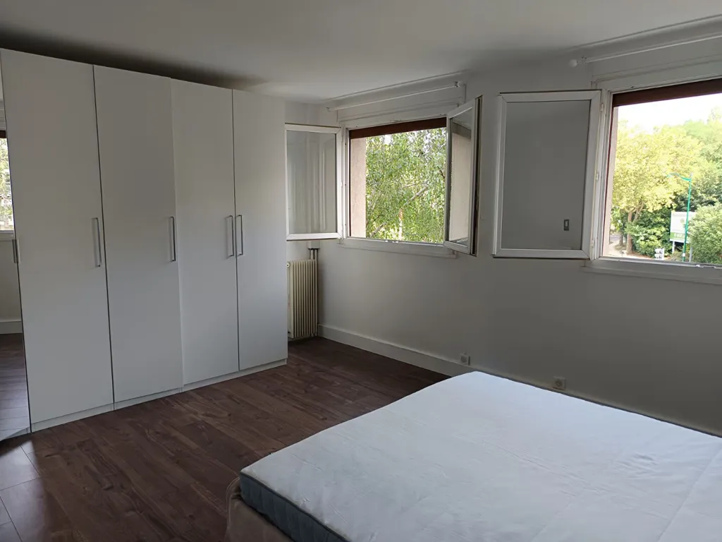 Chambres - Appartement Traversant avec Vue Dégagée à Saint-Maurice