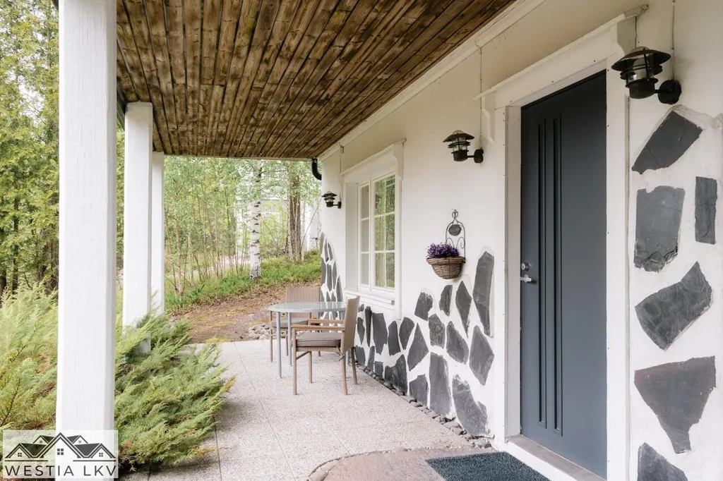 Terrazza - Contemporary Timber House with Balcony in Hyvinkää