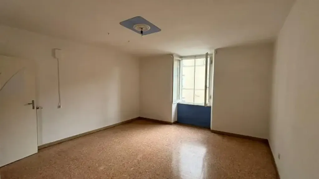 Pièces - Traditional Apartment with Balcony in Massa Centre