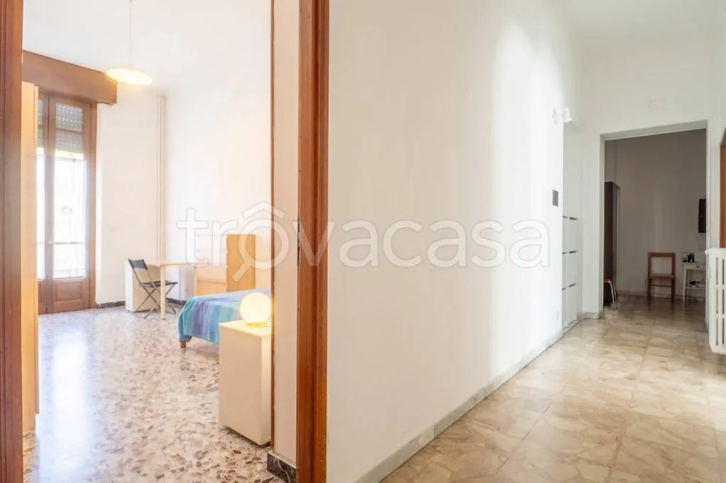 Entrée - Apartment with Double Aspect in Turin