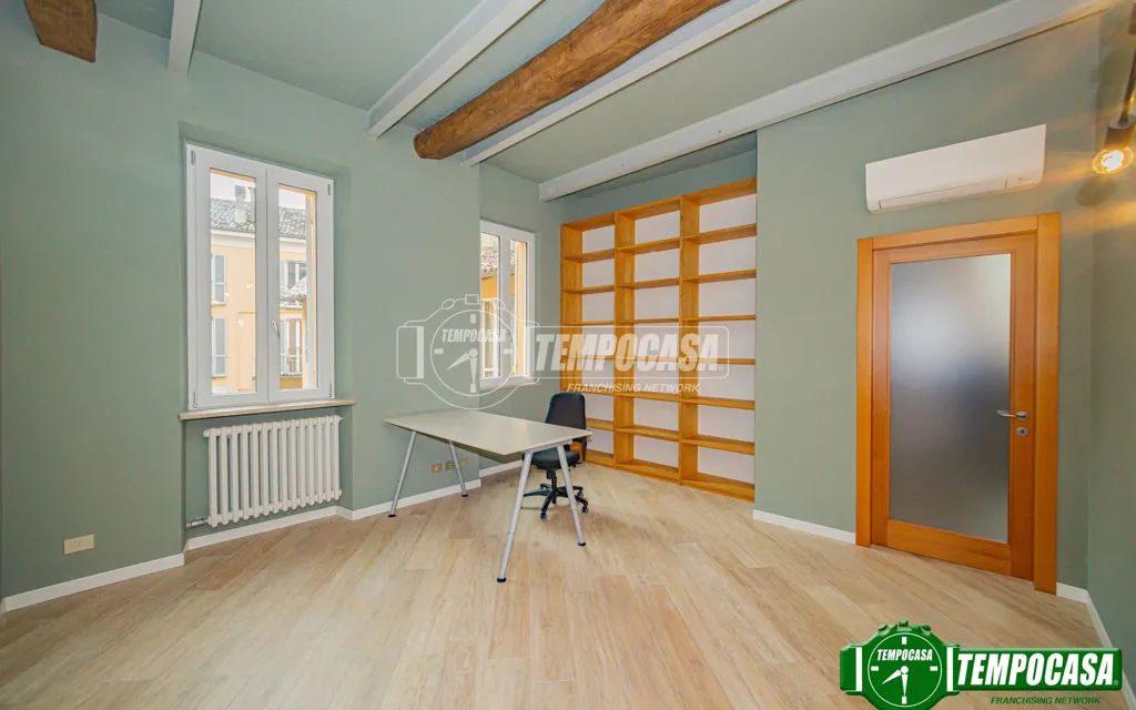 Bureau - Rustic-Style Apartment in Pavia's Historic Centre