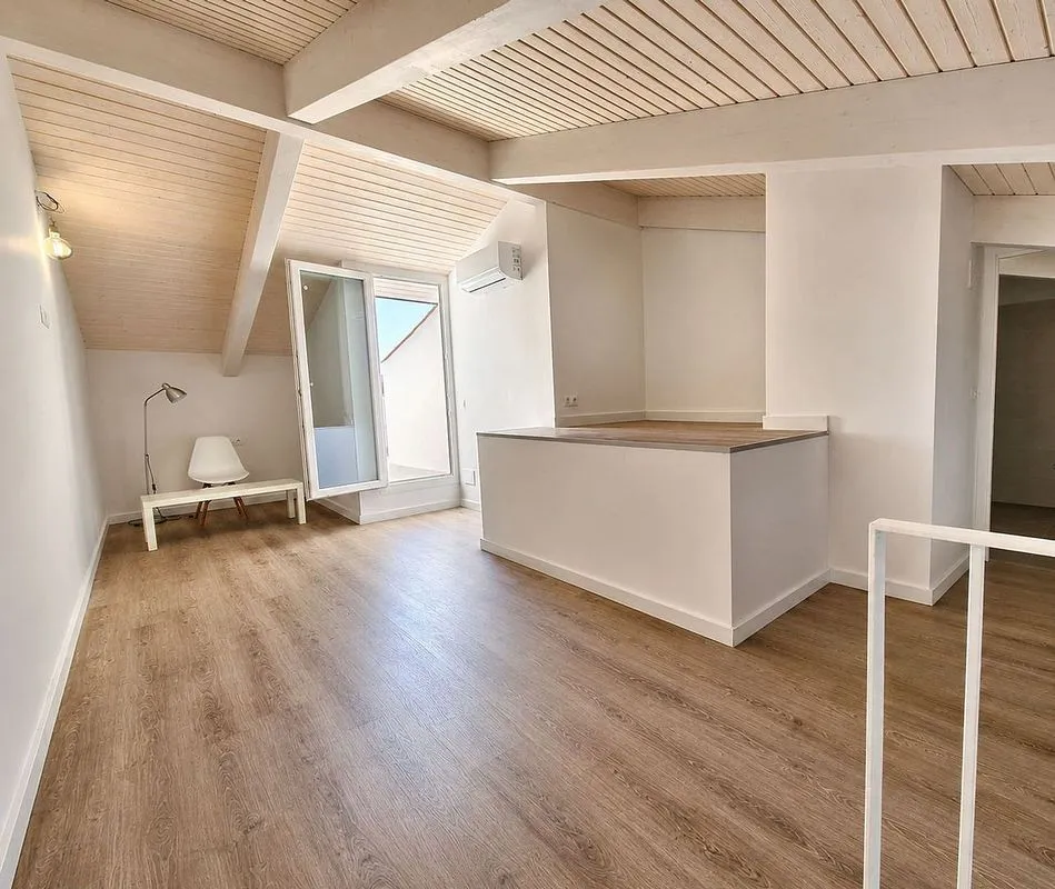 Pièces - Duplex Apartment with Balcony in Castelldefels Centre