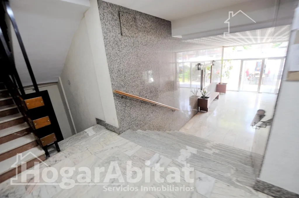 Esik - Spacious Apartment with Balcony in Malilla, Valencia