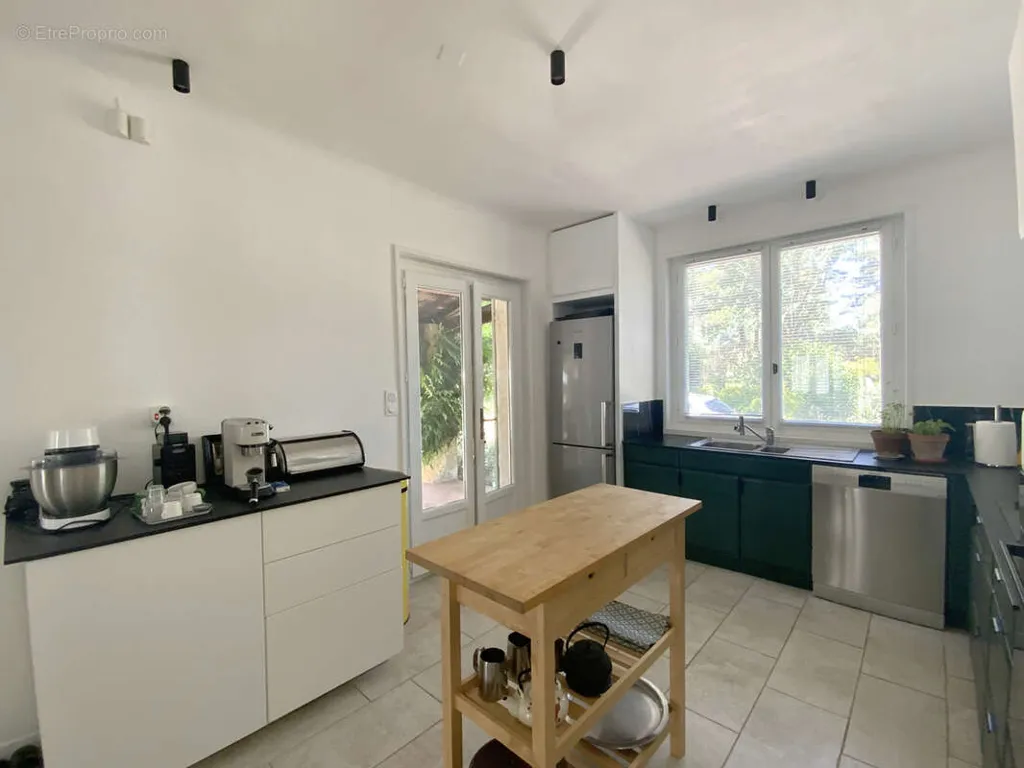 Cuisine - Maison avec Piscine et Vue Jardin à Uzès
