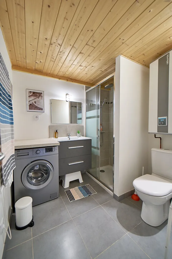 Salles de bain - Immeuble Mixte avec Local Commercial à Oullins