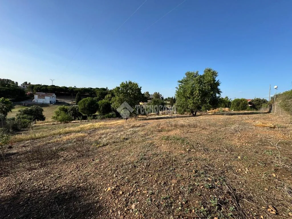 Aed - Rustic Land with Potential in Badajoz