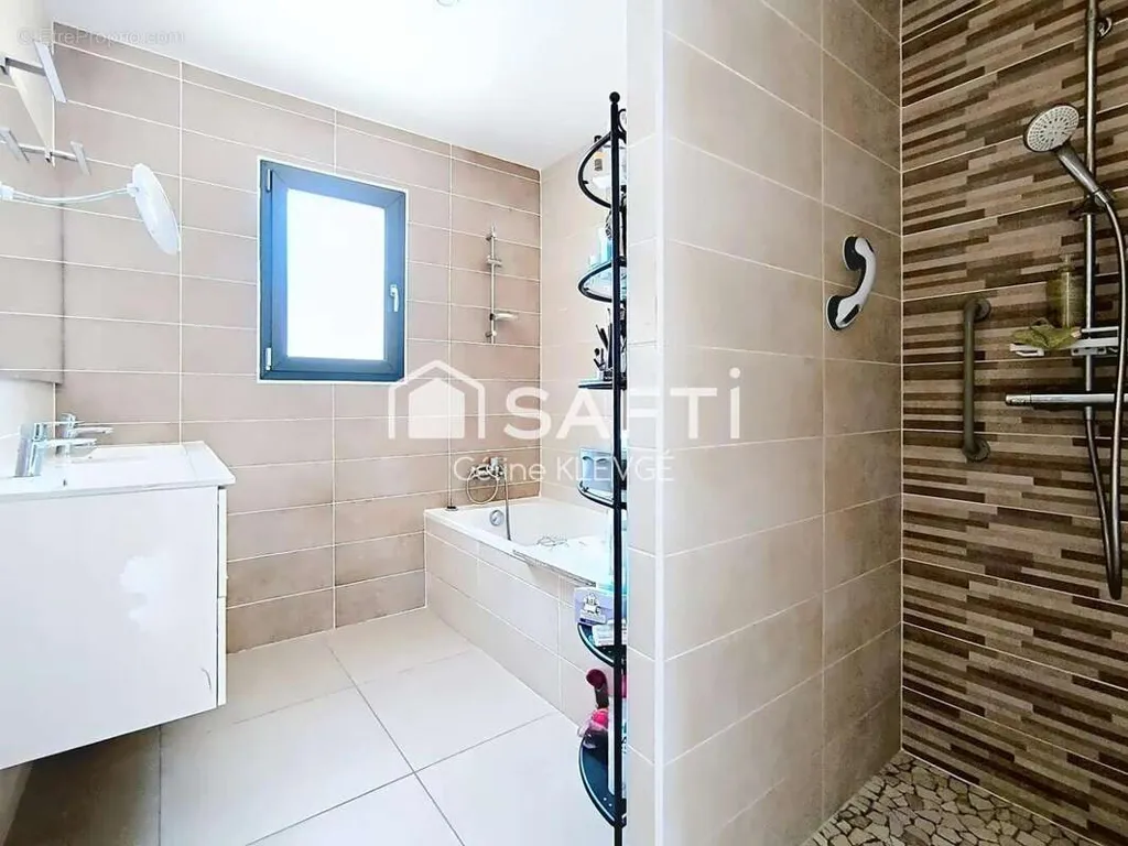 Salles de bain - Maison 5 pièces à Saint-Chinian