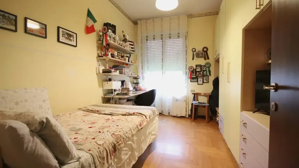 Bedrooms - Four-Bedroom Apartment with Balcony in Monza