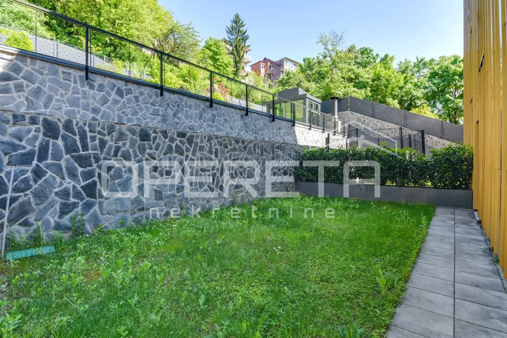 Jardin - 4-Room Apartment with Cathedral View in Centar