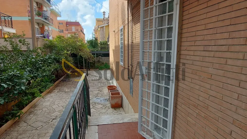 Balcone - Spacious Trilocale with Outdoor Space in Ladispoli
