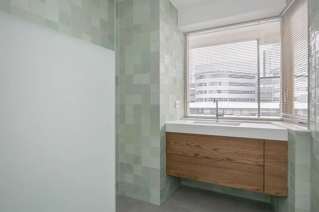 Salles de bain - Modern Apartment with Balcony in Rotterdam