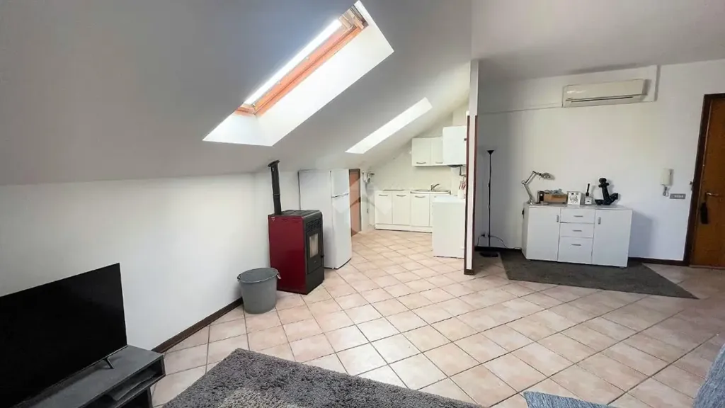 Rooms - Mansarded Apartment with Lake View in Mantova