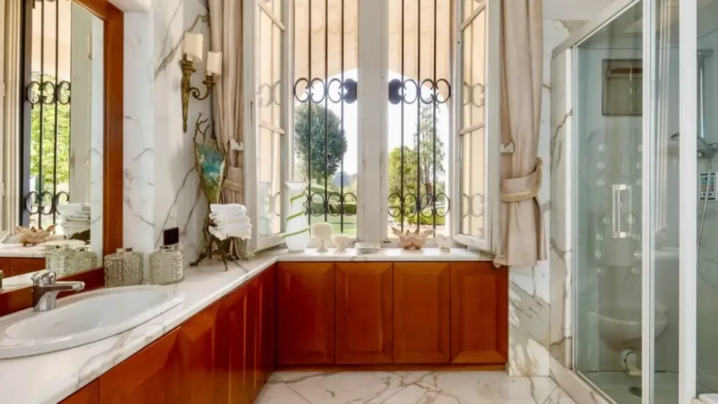 Bathrooms - Charming Apartment in Prestigious Villa, Florence