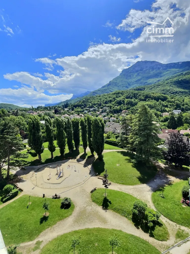 Garden - Apartment with Mountain View in Seyssinet-Pariset