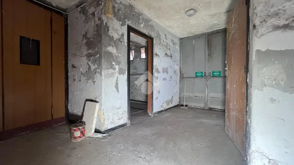 Entrée - Former Cinema with Dual Access in Mesagne