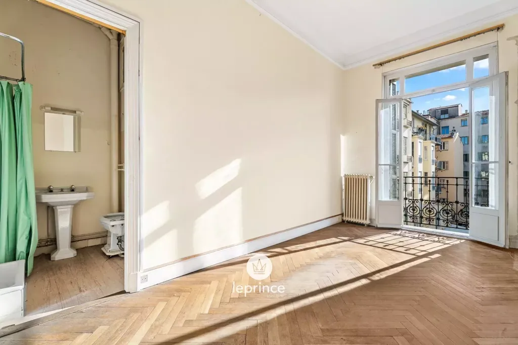 Toad - 3-Room Apartment in Belle Époque Building, Nice