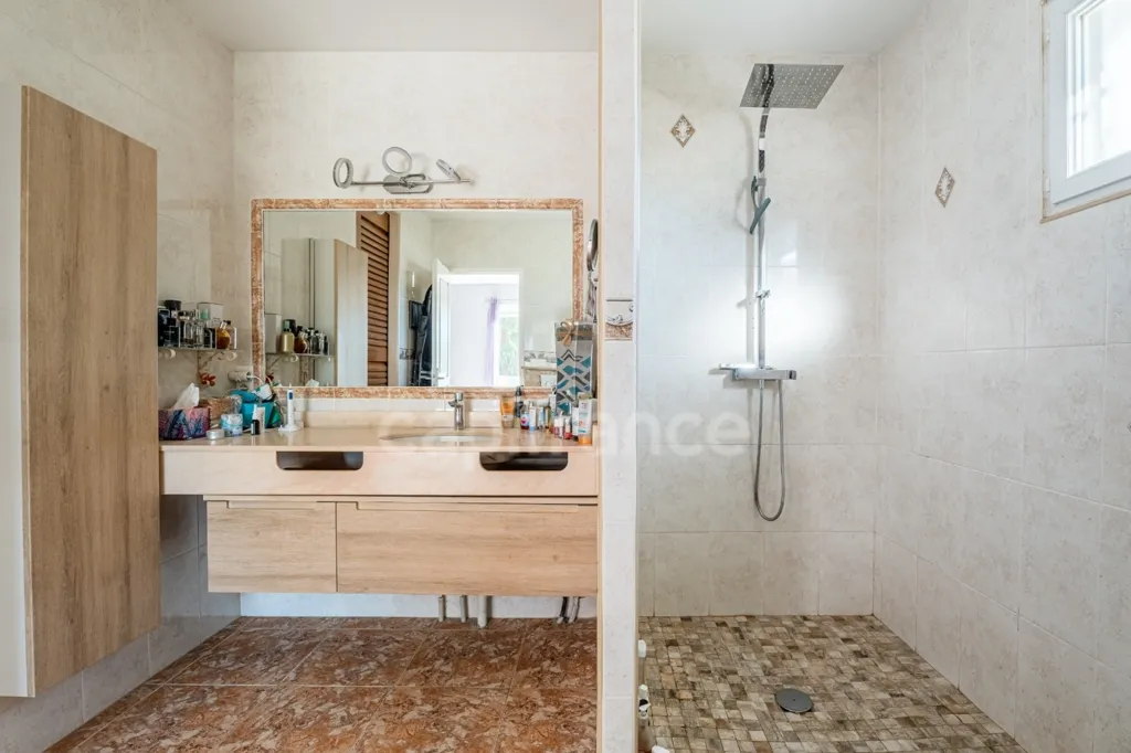 Salles de bain - Maison avec Piscine et Vue Mer à La Ciotat