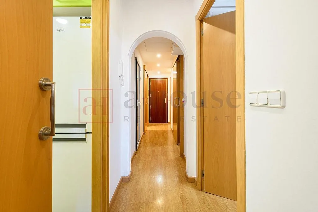 Esik - Luxury Flat with Northwest Views in El Clot, Barcelona