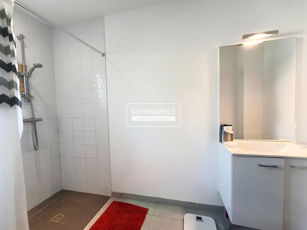 Salles de bain - Maison contemporaine avec jardin à Vannes Ouest