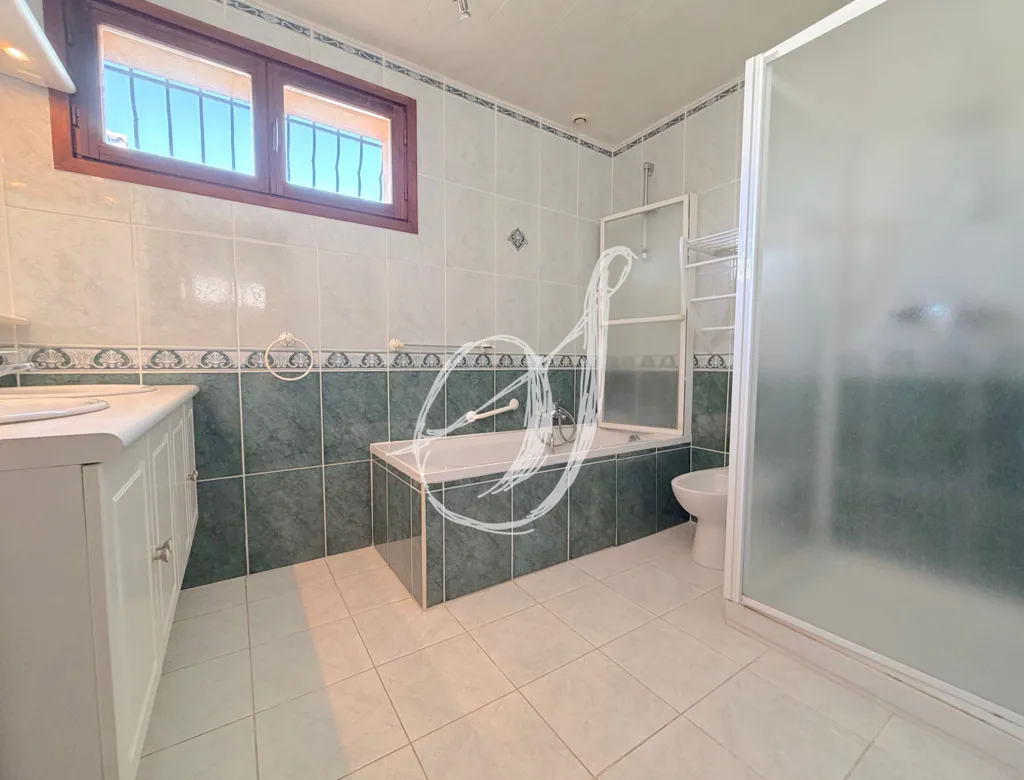 Bathrooms - Villa with Pool and Garden in Lavérune