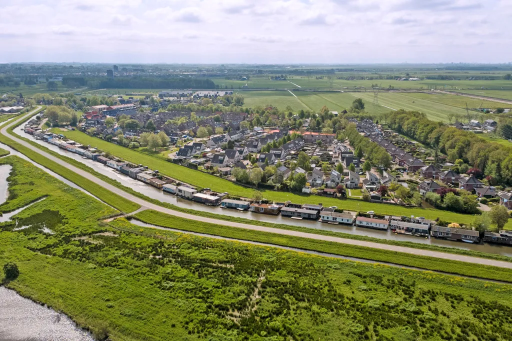 Õhuvaade - Waterfront Woonark with Garden in Wijdewormer
