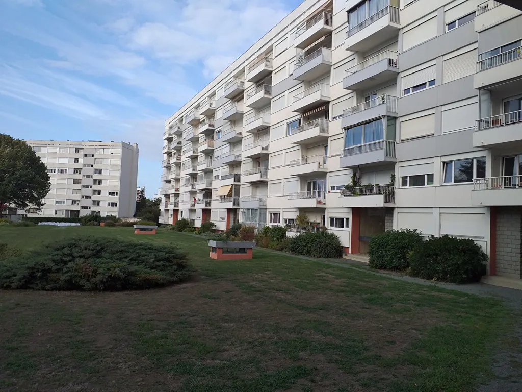 Aed - Renovated Flat with Garden View in Angers