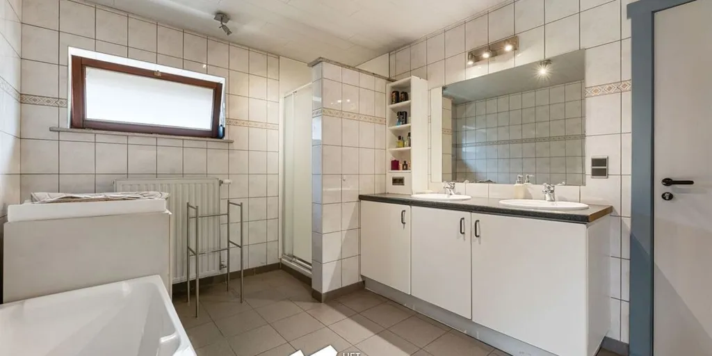 Salles de bain - Maison avec Atelier sur Terrain de 1372m² à Balen