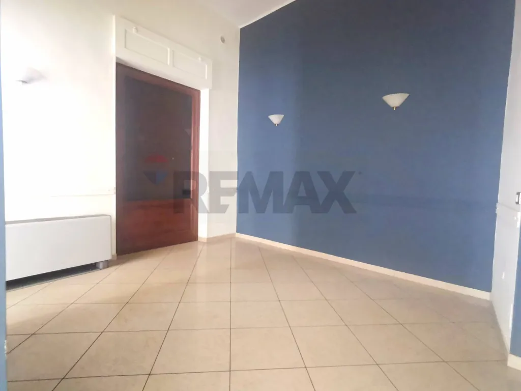 Esik - Commercial Space with 5 Frontage Windows in Biella