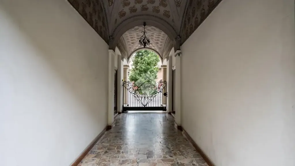 Esik - Elegant Trilocale with Balcony in Milan