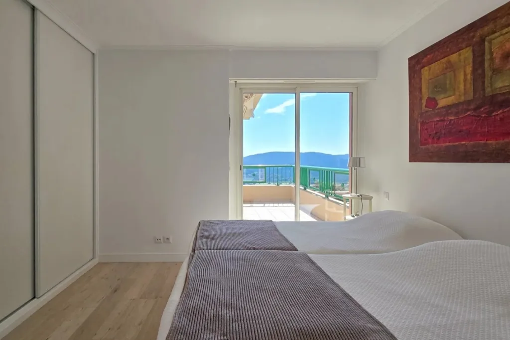 Chambres - Appartement de 4 Pièces avec Terrasse Panoramique à Mandelieu