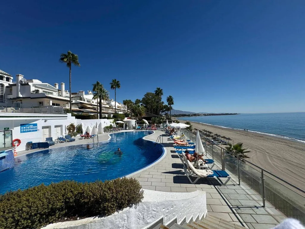 Piscine - Frontline Duplex Penthouse with Sea View in Estepona