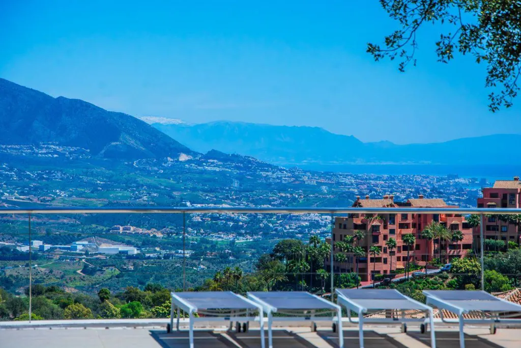 Terrass - Luxurious Villa with Mountain Views in Ojén