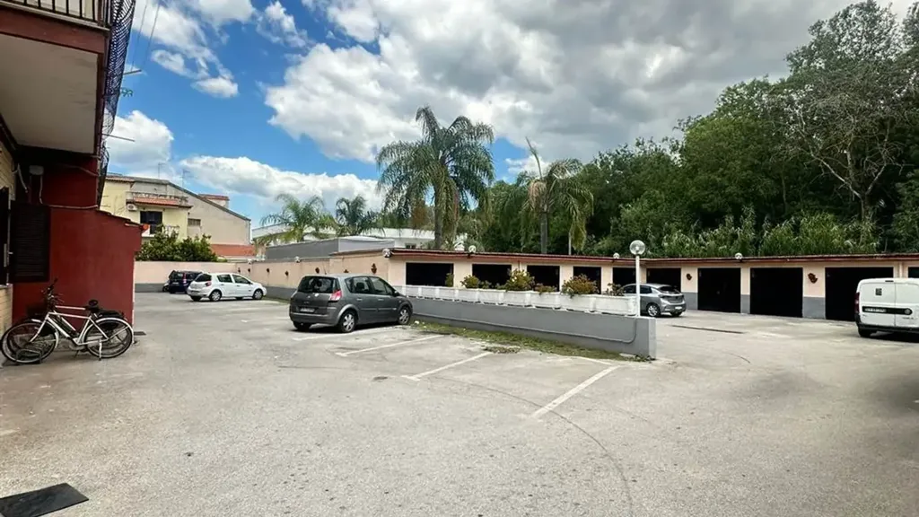 Välivaade - Ground Floor Apartment with Private Courtyard in Castel Volturno