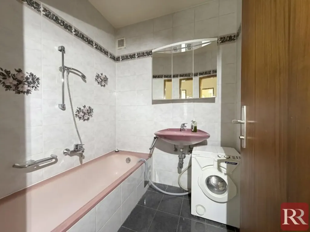 Vannitoad - 3-Bedroom Apartment with Balcony in Kritzendorf