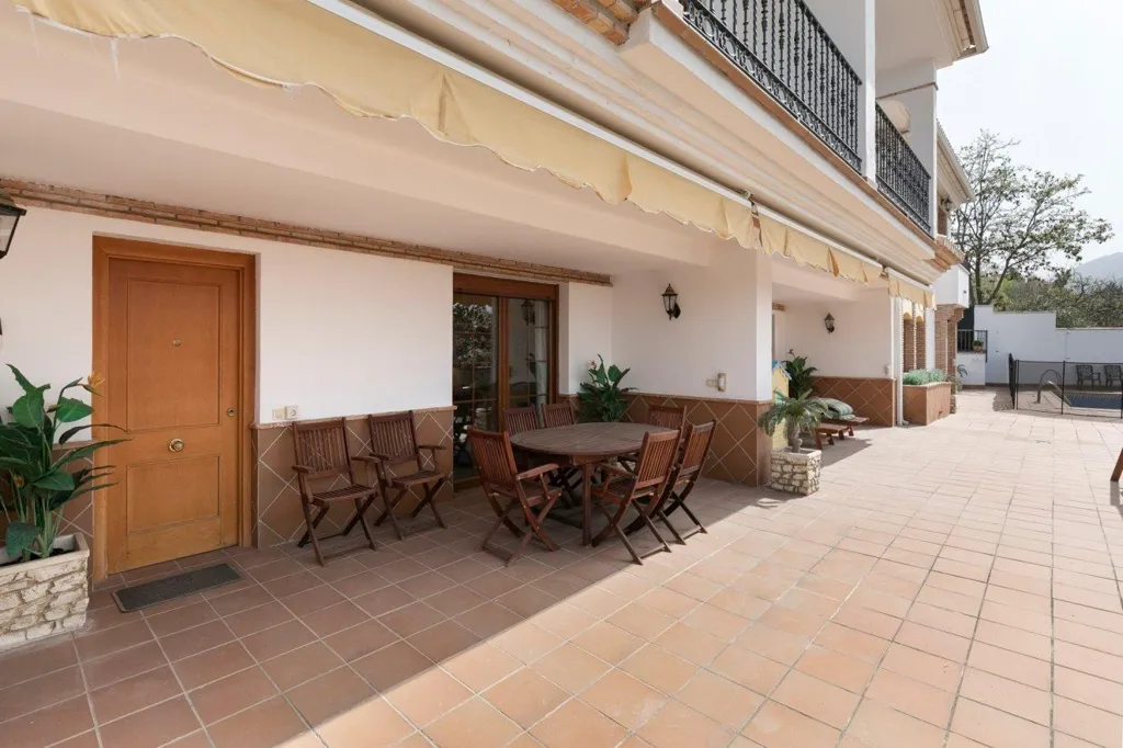 Terrass - Versatile Villa with Private Pool in Huétor Vega