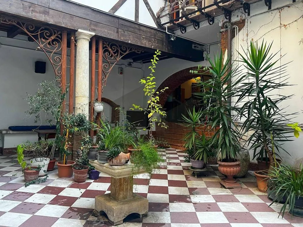 Aed - Historic Villa with Private Courtyard in Verona