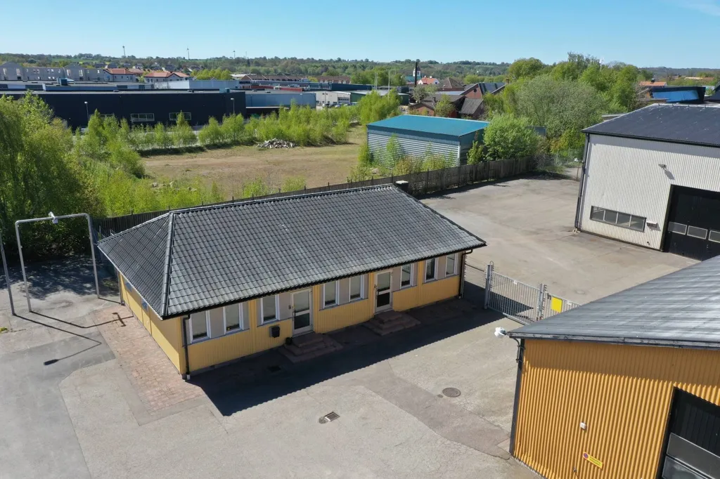 Õhuvaade - Industrial Property with Large Hall in Central Hörby