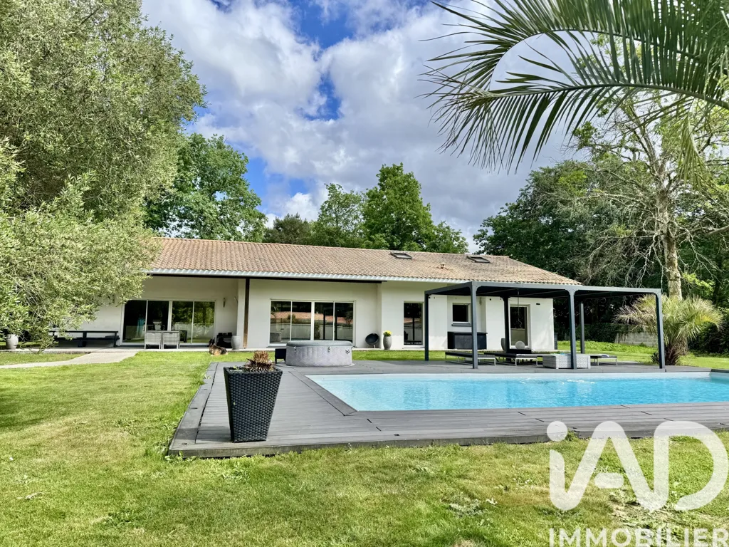 Bassein - Family House with Pool in Le Barp