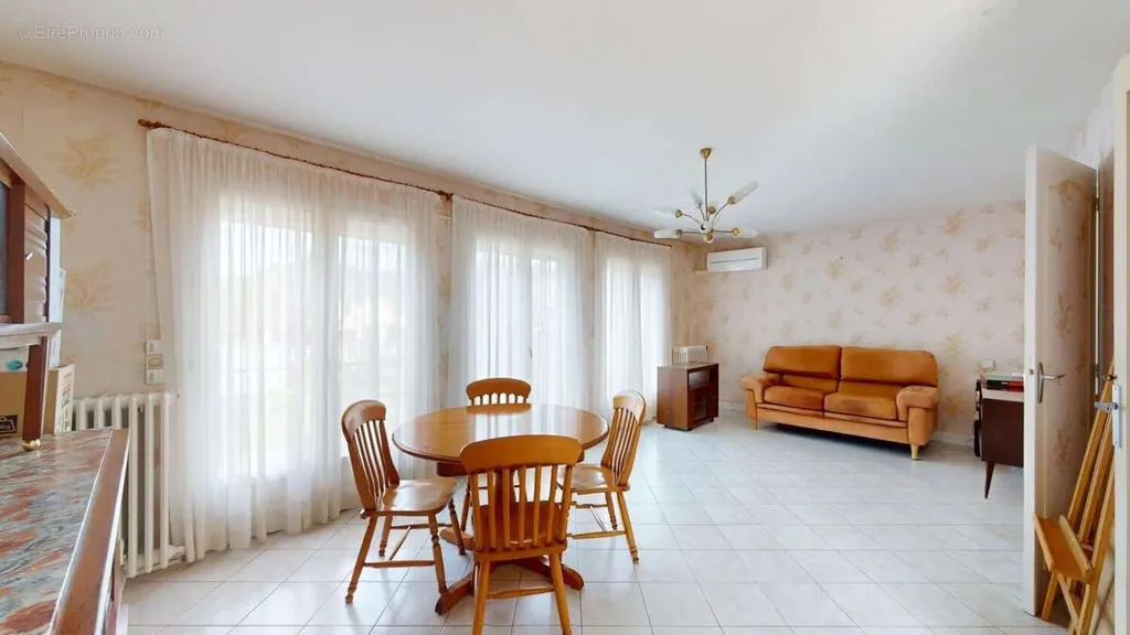 Söögituba - Divisible Plot House near Pontault-Combault