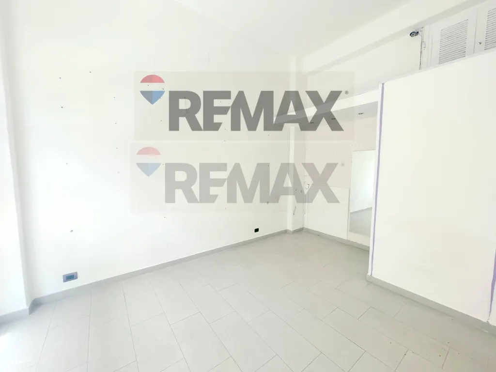 Rooms - Commercial Space with Vitrine in Palermo