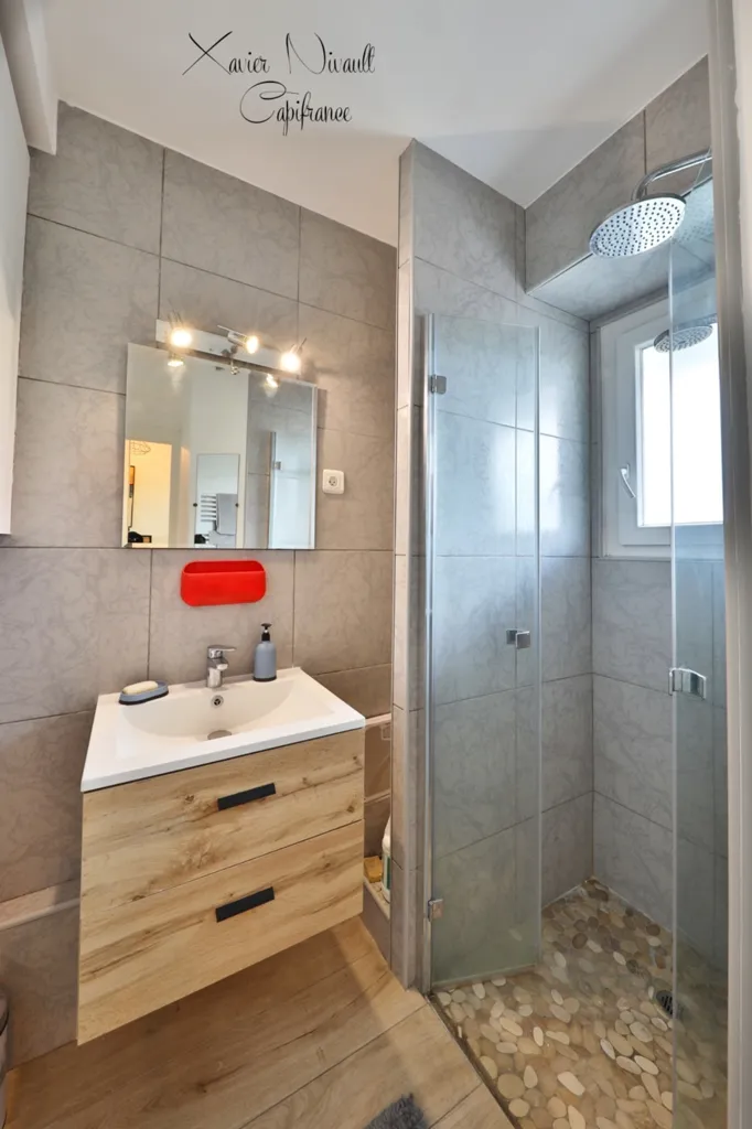 Salles de bain - Appartement de plain-pied avec loggia à Mâcon