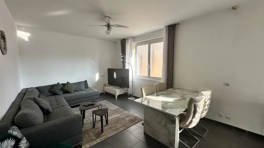 Elutuba - Spacious House with Pool in Vénissieux