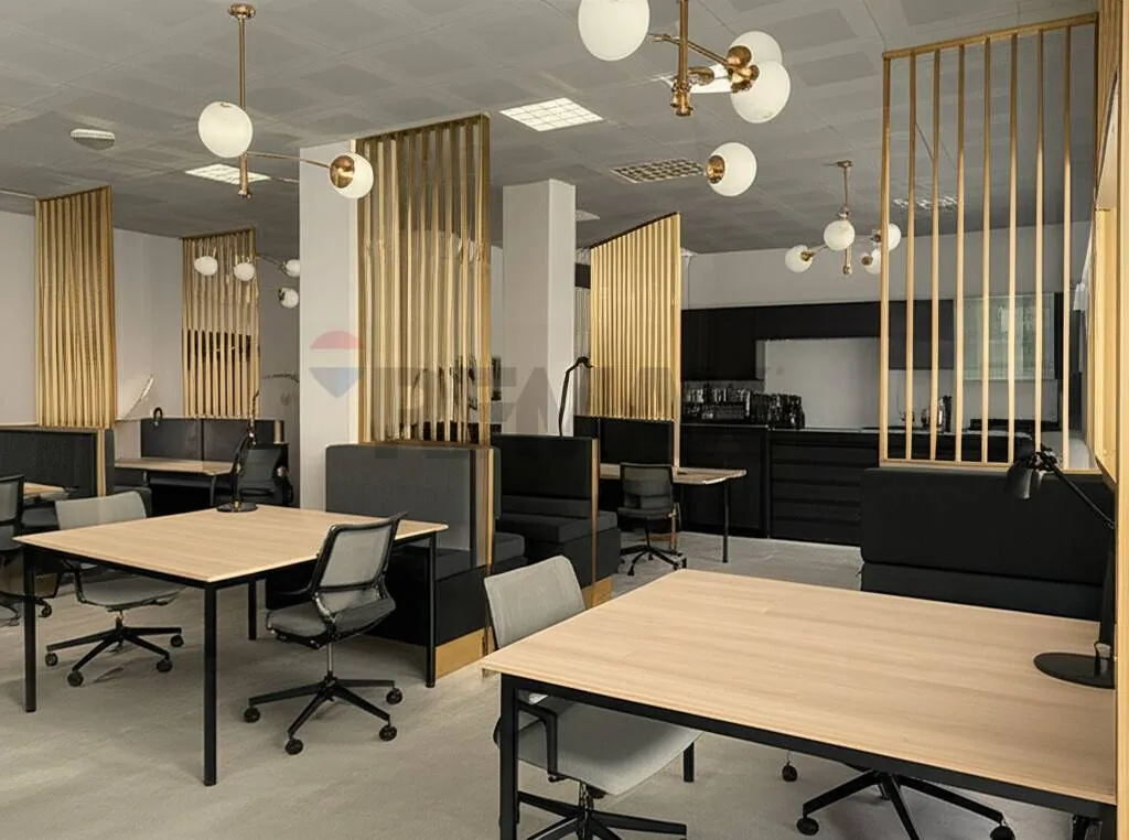 Bureau - Commercial Space with Three Frontage Windows in Gravedona ed Uniti