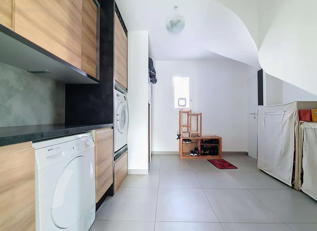 Buanderie - Maison contemporaine avec piscine à Mions