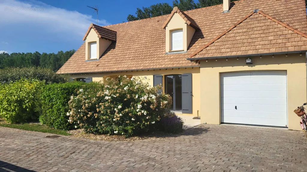Extérieur - Maison Familiale avec Jardin et Vue Dégagée à Maintenon