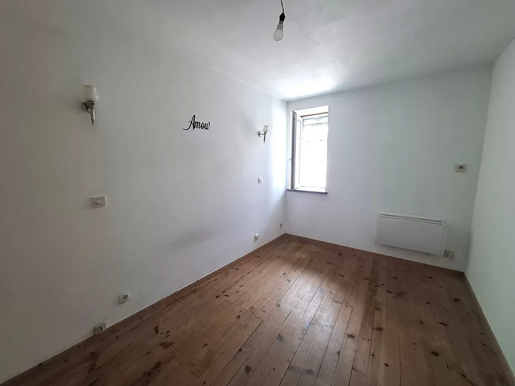 Pièces - Maison à Rafraîchir avec Cour à Courcelles
